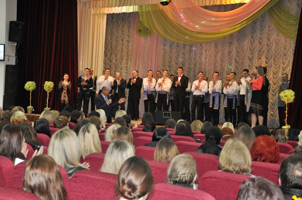 Чоловічій колектив університету привітав жінок зі святом 8 Березня