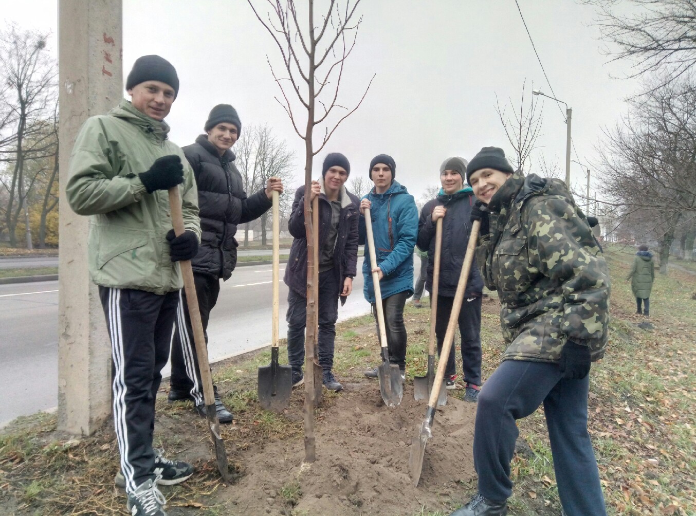 Курсанти та студенти університету допомагають в озелененні міста