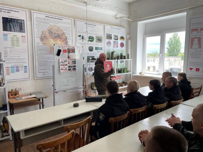 Курсанти набувають практичних навичок щодо безпечного поводження з вибухонебезпечними предметами