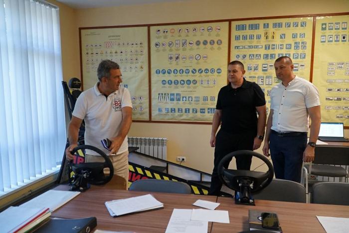 У ХНУВС відбулася робоча зустріч щодо забезпечення безбар’єрних умов у підготовці водіїв