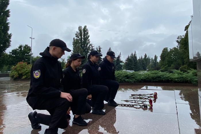 Квіти на знак пам'яті та вшанування захисників і захисниць України