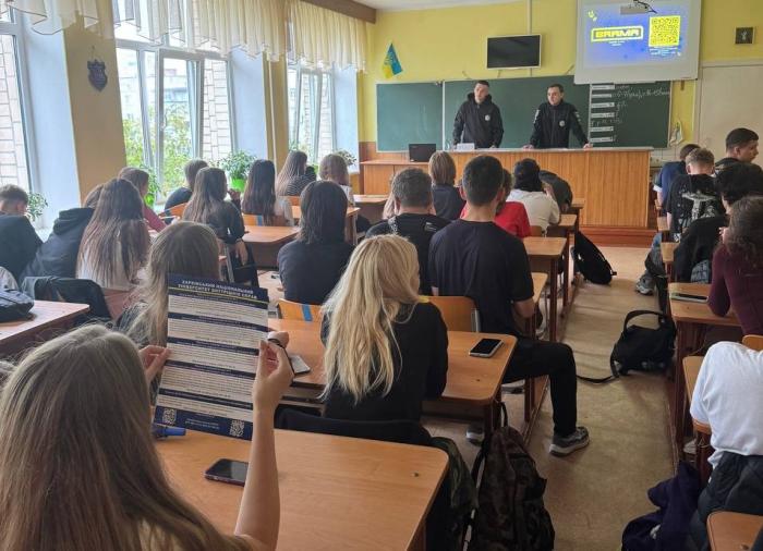 Старшокласникам Кам’янеччини про кібербезпеку