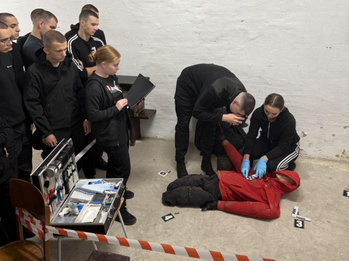Курсанти відпрацьовують дії слідчо-оперативної групи