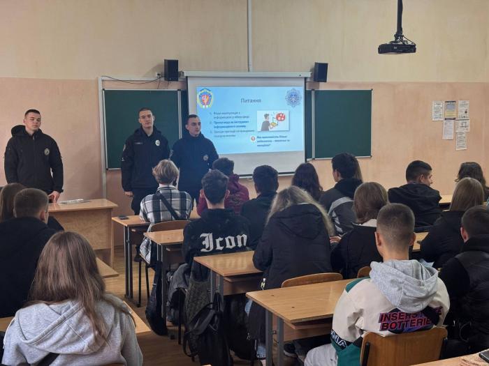 Про кібербезпеку просто: профорієнтаційна зустріч від ХНУВС у Кам’янці-Подільському