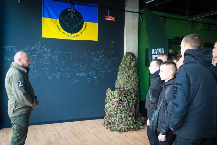 Урок мужності: поранений військовий підрозділу «Артан» зустрівся з курсантами ХНУВС