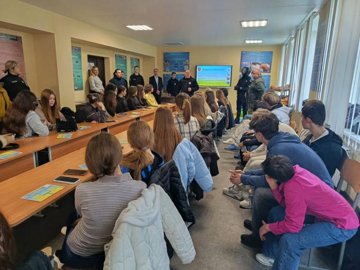 День відкритих дверей у ХНУВС: старшокласники Кам’янець-Подільських ліцеїв дізналися про навчання та майбутню професію поліцейського