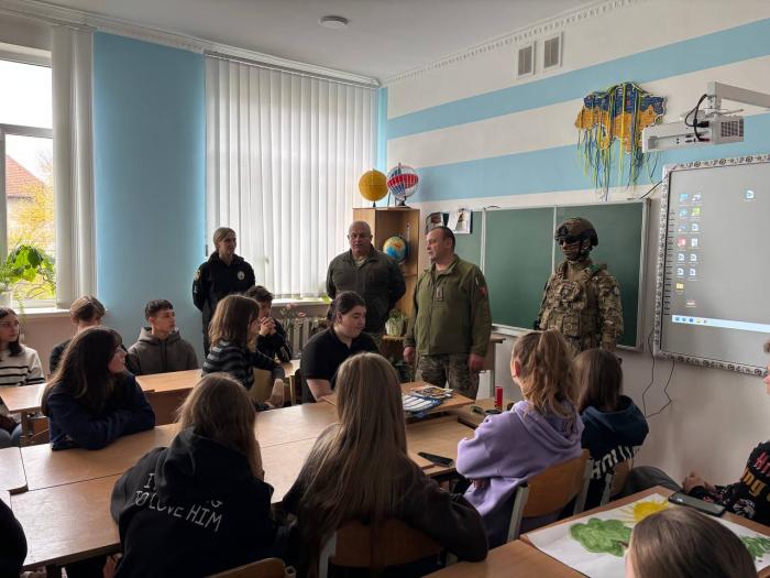 Ліцеїстам Чернівеччини – про мінну безпеку та вибір поліцейської професії