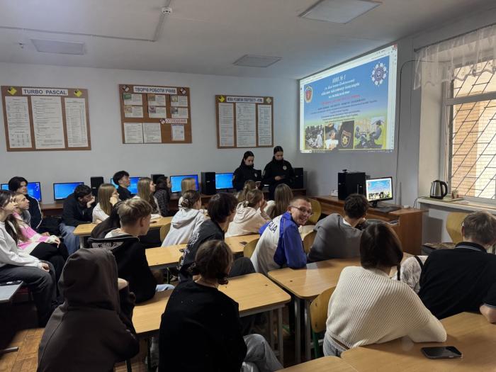 Майбутні правоохоронці ХНУВС розповіли ліцеїстам про навчання та цифрову безпеку