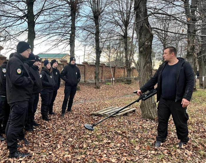 Уміння діяти безпомилково: курсанти навчаються ідентифікувати вибухонебезпечні предмети