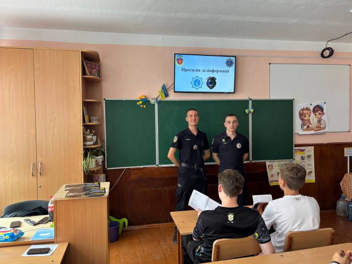 Курсанти ХНУВС розповіли старшокласникам м. Кам’янець-Подільський про вступ, навчання та цифрову безпеку
