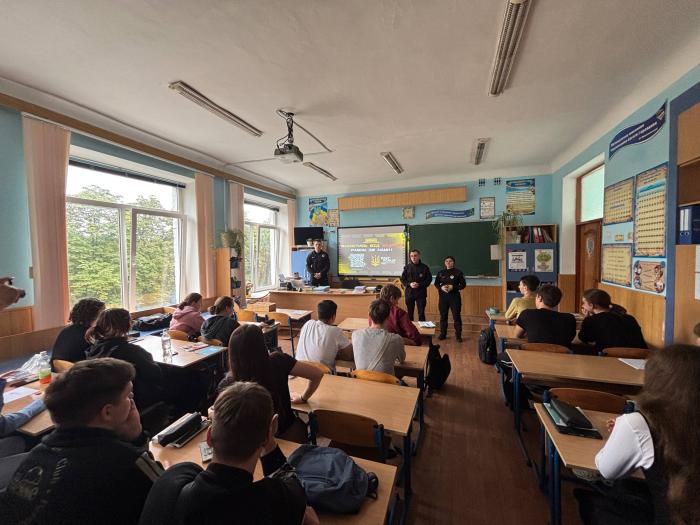 Майбутні правоохоронці розповіли ліцеїстам про вступ і навчання у ХНУВС