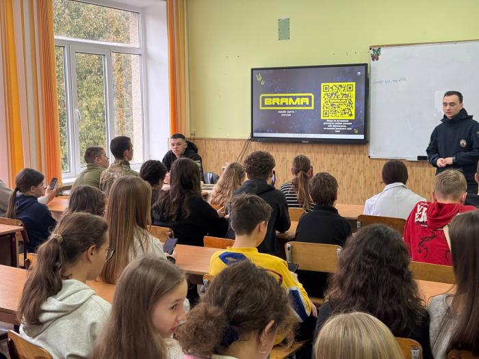 Безпечний інтернет і шлях до ХНУВС: курсанти поділилися досвідом зі старшокласниками Кам’янеччини