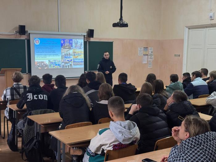 Курсанти ХНУВС презентували школярам можливості поліцейського вишу