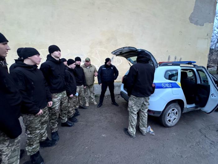 Курсанти відпрацьовують практичні сценарії перевірки авто