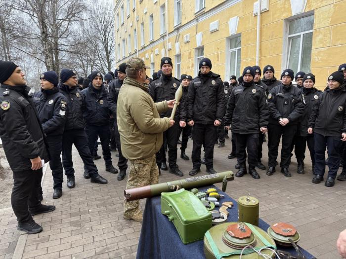 Перед стажуванням – про безпеку: курсанти відпрацювали ідентифікацію вибухонебезпечних предметів