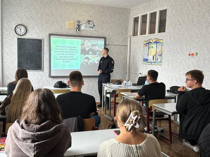 Про професію поліцейського – ліцеїстам смт. Летичів
